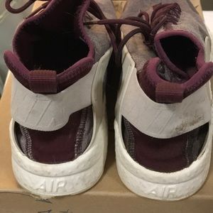 Nike huaraches burgundy sneaker